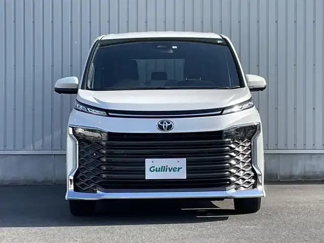 トヨタ ヴォクシー S－G 神奈川県 2022(令4)年 0.7万km パール 純正１０．５インチナビ/全方位カメラ　/バックカメラ　/両側パワースライドドア　/レーダークルーズコントロール　/ＥＴＣ２．０　スマートキー　/横滑り防止装置　/電子パーキング　/ＭＴモード付ＡＴ　/純正ＡＷ　/エンジンスタートボタン　/Bluetooth接続　/USB入力端子　/フルセグTV　/三列シート　/純正フロアマット　/ABS　/レーンアシスト　/盗難防止装置　/オートライト　/オートマチックハイビーム　/衝突軽減システム　/カーテンエアバッグ
