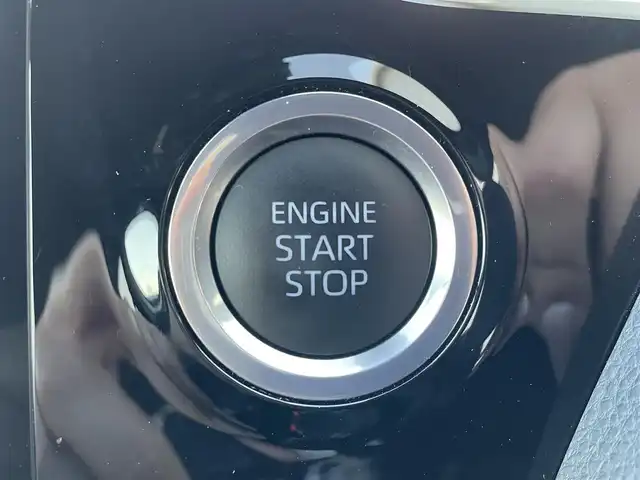 トヨタ ヴォクシー S－G 神奈川県 2022(令4)年 0.7万km パール 純正１０．５インチナビ/全方位カメラ　/バックカメラ　/両側パワースライドドア　/レーダークルーズコントロール　/ＥＴＣ２．０　スマートキー　/横滑り防止装置　/電子パーキング　/ＭＴモード付ＡＴ　/純正ＡＷ　/エンジンスタートボタン　/Bluetooth接続　/USB入力端子　/フルセグTV　/三列シート　/純正フロアマット　/ABS　/レーンアシスト　/盗難防止装置　/オートライト　/オートマチックハイビーム　/衝突軽減システム　/カーテンエアバッグ