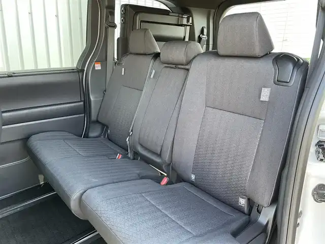 トヨタ ヴォクシー S－G 神奈川県 2022(令4)年 0.7万km パール 純正１０．５インチナビ/全方位カメラ　/バックカメラ　/両側パワースライドドア　/レーダークルーズコントロール　/ＥＴＣ２．０　スマートキー　/横滑り防止装置　/電子パーキング　/ＭＴモード付ＡＴ　/純正ＡＷ　/エンジンスタートボタン　/Bluetooth接続　/USB入力端子　/フルセグTV　/三列シート　/純正フロアマット　/ABS　/レーンアシスト　/盗難防止装置　/オートライト　/オートマチックハイビーム　/衝突軽減システム　/カーテンエアバッグ