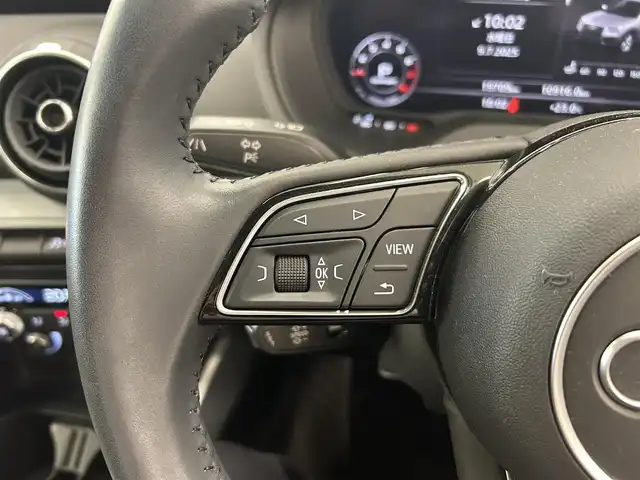 アウディ Ｑ２ 30TFSIスポーツ 岡山県 2019(令1)年 2万km グレー 純正ナビ/Bluetooth/CD/USB/SD/AppleCarplay/AndroidAuto/バーチャルコックピット/サンルーフ/ETC2.0/シートヒーター/クルーズコントロール/速度警告/距離警告/パーキングエイド/Audiプレセンス/Audiサイドアシスト/Audiアクティブレーンアシスト/休憩の推奨/レインセンサー