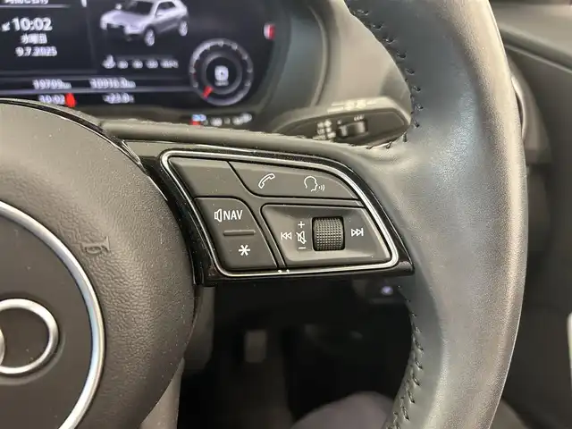 アウディ Ｑ２ 30TFSIスポーツ 岡山県 2019(令1)年 2万km グレー 純正ナビ/Bluetooth/CD/USB/SD/AppleCarplay/AndroidAuto/バーチャルコックピット/サンルーフ/ETC2.0/シートヒーター/クルーズコントロール/速度警告/距離警告/パーキングエイド/Audiプレセンス/Audiサイドアシスト/Audiアクティブレーンアシスト/休憩の推奨/レインセンサー