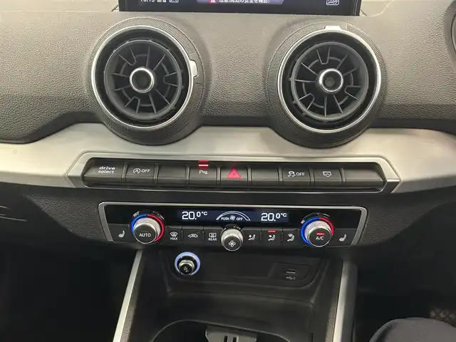 アウディ Ｑ２ 30TFSIスポーツ 岡山県 2019(令1)年 2万km グレー 純正ナビ/Bluetooth/CD/USB/SD/AppleCarplay/AndroidAuto/バーチャルコックピット/サンルーフ/ETC2.0/シートヒーター/クルーズコントロール/速度警告/距離警告/パーキングエイド/Audiプレセンス/Audiサイドアシスト/Audiアクティブレーンアシスト/休憩の推奨/レインセンサー