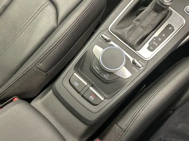 アウディ Ｑ２ 30TFSIスポーツ 岡山県 2019(令1)年 2万km グレー 純正ナビ/Bluetooth/CD/USB/SD/AppleCarplay/AndroidAuto/バーチャルコックピット/サンルーフ/ETC2.0/シートヒーター/クルーズコントロール/速度警告/距離警告/パーキングエイド/Audiプレセンス/Audiサイドアシスト/Audiアクティブレーンアシスト/休憩の推奨/レインセンサー