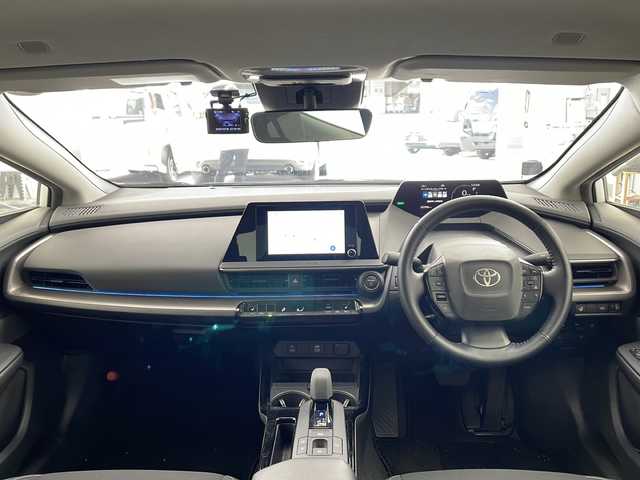 トヨタ プリウス U 兵庫県 2023(令5)年 3.3万km プラチナホワイトパールマイカ ・純正ディスプレイオーディオ&TV&BT&USB&Miracast/・バックカメラ/・ビルトインETC2.0/・Toyota　Safety　Sense/・プリクラッシュセーフティ/・緊急時操舵支援/・フロントクロストラフィックアラート/・レーンチェンジアシスト/・レーントレーシングアシスト/・レーンディパーチャーアラート/・レーダークルーズコントロール（全車速追従機能付）/・オートマチックハイビーム/・ロードサインアシスト/・ドライバー異常時対応システム/・プロアクティブドライビングアシスト/・発進遅れ告知機能/・ブラインドスポットモニター/・安心降車アシスト/・後方車両接近告知/・周辺車両接近時サポート/・後方車両への接近警報/・セカンダリーコリジョンブレーキ（停車中後突対応）/・前後ドライブレコーダー/・シートヒーター/・ステアリングヒーター/・AC100V1500W電源/・スマートキー/・純正フロアマット/・LEDライト/・クリアランスソナー