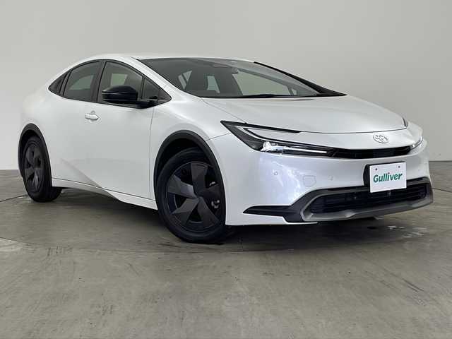 トヨタ プリウス U 兵庫県 2023(令5)年 3.3万km プラチナホワイトパールマイカ ・純正ディスプレイオーディオ&TV&BT&USB&Miracast/・バックカメラ/・ビルトインETC2.0/・Toyota　Safety　Sense/・プリクラッシュセーフティ/・緊急時操舵支援/・フロントクロストラフィックアラート/・レーンチェンジアシスト/・レーントレーシングアシスト/・レーンディパーチャーアラート/・レーダークルーズコントロール（全車速追従機能付）/・オートマチックハイビーム/・ロードサインアシスト/・ドライバー異常時対応システム/・プロアクティブドライビングアシスト/・発進遅れ告知機能/・ブラインドスポットモニター/・安心降車アシスト/・後方車両接近告知/・周辺車両接近時サポート/・後方車両への接近警報/・セカンダリーコリジョンブレーキ（停車中後突対応）/・前後ドライブレコーダー/・シートヒーター/・ステアリングヒーター/・AC100V1500W電源/・スマートキー/・純正フロアマット/・LEDライト/・クリアランスソナー