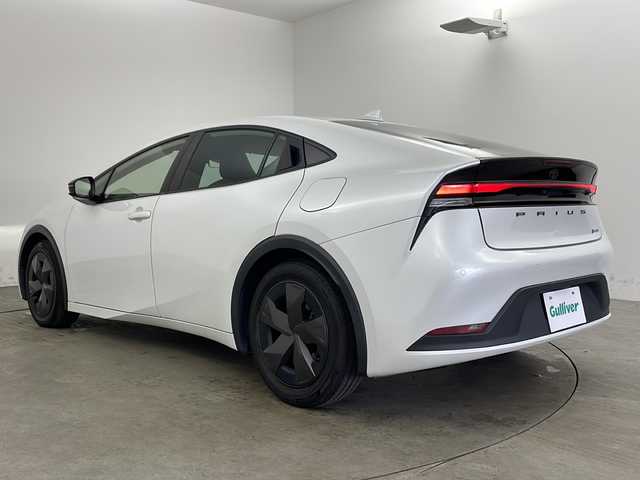 トヨタ プリウス U 兵庫県 2023(令5)年 3.3万km プラチナホワイトパールマイカ ・純正ディスプレイオーディオ&TV&BT&USB&Miracast/・バックカメラ/・ビルトインETC2.0/・Toyota　Safety　Sense/・プリクラッシュセーフティ/・緊急時操舵支援/・フロントクロストラフィックアラート/・レーンチェンジアシスト/・レーントレーシングアシスト/・レーンディパーチャーアラート/・レーダークルーズコントロール（全車速追従機能付）/・オートマチックハイビーム/・ロードサインアシスト/・ドライバー異常時対応システム/・プロアクティブドライビングアシスト/・発進遅れ告知機能/・ブラインドスポットモニター/・安心降車アシスト/・後方車両接近告知/・周辺車両接近時サポート/・後方車両への接近警報/・セカンダリーコリジョンブレーキ（停車中後突対応）/・前後ドライブレコーダー/・シートヒーター/・ステアリングヒーター/・AC100V1500W電源/・スマートキー/・純正フロアマット/・LEDライト/・クリアランスソナー