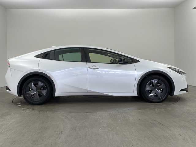 トヨタ プリウス U 兵庫県 2023(令5)年 3.3万km プラチナホワイトパールマイカ ・純正ディスプレイオーディオ&TV&BT&USB&Miracast/・バックカメラ/・ビルトインETC2.0/・Toyota　Safety　Sense/・プリクラッシュセーフティ/・緊急時操舵支援/・フロントクロストラフィックアラート/・レーンチェンジアシスト/・レーントレーシングアシスト/・レーンディパーチャーアラート/・レーダークルーズコントロール（全車速追従機能付）/・オートマチックハイビーム/・ロードサインアシスト/・ドライバー異常時対応システム/・プロアクティブドライビングアシスト/・発進遅れ告知機能/・ブラインドスポットモニター/・安心降車アシスト/・後方車両接近告知/・周辺車両接近時サポート/・後方車両への接近警報/・セカンダリーコリジョンブレーキ（停車中後突対応）/・前後ドライブレコーダー/・シートヒーター/・ステアリングヒーター/・AC100V1500W電源/・スマートキー/・純正フロアマット/・LEDライト/・クリアランスソナー