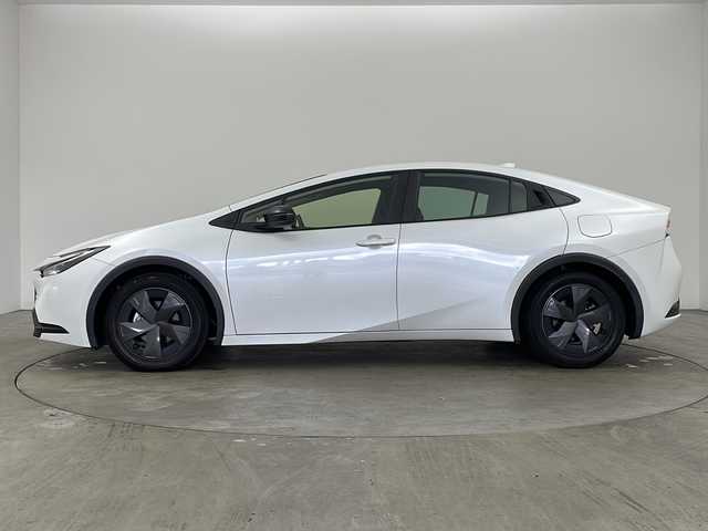 トヨタ プリウス U 兵庫県 2023(令5)年 3.3万km プラチナホワイトパールマイカ ・純正ディスプレイオーディオ&TV&BT&USB&Miracast/・バックカメラ/・ビルトインETC2.0/・Toyota　Safety　Sense/・プリクラッシュセーフティ/・緊急時操舵支援/・フロントクロストラフィックアラート/・レーンチェンジアシスト/・レーントレーシングアシスト/・レーンディパーチャーアラート/・レーダークルーズコントロール（全車速追従機能付）/・オートマチックハイビーム/・ロードサインアシスト/・ドライバー異常時対応システム/・プロアクティブドライビングアシスト/・発進遅れ告知機能/・ブラインドスポットモニター/・安心降車アシスト/・後方車両接近告知/・周辺車両接近時サポート/・後方車両への接近警報/・セカンダリーコリジョンブレーキ（停車中後突対応）/・前後ドライブレコーダー/・シートヒーター/・ステアリングヒーター/・AC100V1500W電源/・スマートキー/・純正フロアマット/・LEDライト/・クリアランスソナー