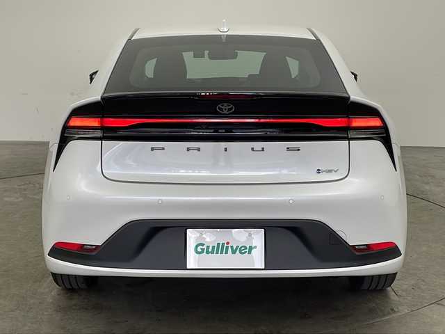 トヨタ プリウス U 兵庫県 2023(令5)年 3.3万km プラチナホワイトパールマイカ ・純正ディスプレイオーディオ&TV&BT&USB&Miracast/・バックカメラ/・ビルトインETC2.0/・Toyota　Safety　Sense/・プリクラッシュセーフティ/・緊急時操舵支援/・フロントクロストラフィックアラート/・レーンチェンジアシスト/・レーントレーシングアシスト/・レーンディパーチャーアラート/・レーダークルーズコントロール（全車速追従機能付）/・オートマチックハイビーム/・ロードサインアシスト/・ドライバー異常時対応システム/・プロアクティブドライビングアシスト/・発進遅れ告知機能/・ブラインドスポットモニター/・安心降車アシスト/・後方車両接近告知/・周辺車両接近時サポート/・後方車両への接近警報/・セカンダリーコリジョンブレーキ（停車中後突対応）/・前後ドライブレコーダー/・シートヒーター/・ステアリングヒーター/・AC100V1500W電源/・スマートキー/・純正フロアマット/・LEDライト/・クリアランスソナー