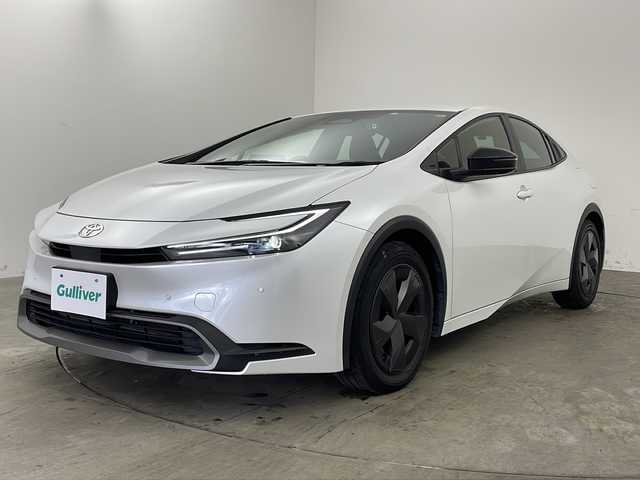 トヨタ プリウス U 兵庫県 2023(令5)年 3.3万km プラチナホワイトパールマイカ ・純正ディスプレイオーディオ&TV&BT&USB&Miracast/・バックカメラ/・ビルトインETC2.0/・Toyota　Safety　Sense/・プリクラッシュセーフティ/・緊急時操舵支援/・フロントクロストラフィックアラート/・レーンチェンジアシスト/・レーントレーシングアシスト/・レーンディパーチャーアラート/・レーダークルーズコントロール（全車速追従機能付）/・オートマチックハイビーム/・ロードサインアシスト/・ドライバー異常時対応システム/・プロアクティブドライビングアシスト/・発進遅れ告知機能/・ブラインドスポットモニター/・安心降車アシスト/・後方車両接近告知/・周辺車両接近時サポート/・後方車両への接近警報/・セカンダリーコリジョンブレーキ（停車中後突対応）/・前後ドライブレコーダー/・シートヒーター/・ステアリングヒーター/・AC100V1500W電源/・スマートキー/・純正フロアマット/・LEDライト/・クリアランスソナー