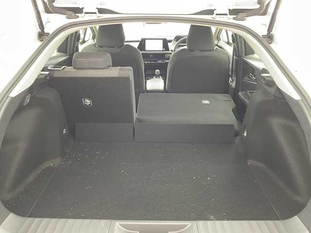 トヨタ プリウス U 兵庫県 2023(令5)年 3.3万km プラチナホワイトパールマイカ ・純正ディスプレイオーディオ&TV&BT&USB&Miracast/・バックカメラ/・ビルトインETC2.0/・Toyota　Safety　Sense/・プリクラッシュセーフティ/・緊急時操舵支援/・フロントクロストラフィックアラート/・レーンチェンジアシスト/・レーントレーシングアシスト/・レーンディパーチャーアラート/・レーダークルーズコントロール（全車速追従機能付）/・オートマチックハイビーム/・ロードサインアシスト/・ドライバー異常時対応システム/・プロアクティブドライビングアシスト/・発進遅れ告知機能/・ブラインドスポットモニター/・安心降車アシスト/・後方車両接近告知/・周辺車両接近時サポート/・後方車両への接近警報/・セカンダリーコリジョンブレーキ（停車中後突対応）/・前後ドライブレコーダー/・シートヒーター/・ステアリングヒーター/・AC100V1500W電源/・スマートキー/・純正フロアマット/・LEDライト/・クリアランスソナー