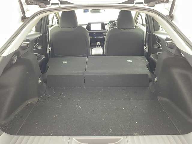 トヨタ プリウス U 兵庫県 2023(令5)年 3.3万km プラチナホワイトパールマイカ ・純正ディスプレイオーディオ&TV&BT&USB&Miracast/・バックカメラ/・ビルトインETC2.0/・Toyota　Safety　Sense/・プリクラッシュセーフティ/・緊急時操舵支援/・フロントクロストラフィックアラート/・レーンチェンジアシスト/・レーントレーシングアシスト/・レーンディパーチャーアラート/・レーダークルーズコントロール（全車速追従機能付）/・オートマチックハイビーム/・ロードサインアシスト/・ドライバー異常時対応システム/・プロアクティブドライビングアシスト/・発進遅れ告知機能/・ブラインドスポットモニター/・安心降車アシスト/・後方車両接近告知/・周辺車両接近時サポート/・後方車両への接近警報/・セカンダリーコリジョンブレーキ（停車中後突対応）/・前後ドライブレコーダー/・シートヒーター/・ステアリングヒーター/・AC100V1500W電源/・スマートキー/・純正フロアマット/・LEDライト/・クリアランスソナー