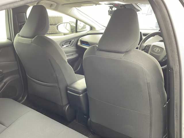 トヨタ プリウス U 兵庫県 2023(令5)年 3.3万km プラチナホワイトパールマイカ ・純正ディスプレイオーディオ&TV&BT&USB&Miracast/・バックカメラ/・ビルトインETC2.0/・Toyota　Safety　Sense/・プリクラッシュセーフティ/・緊急時操舵支援/・フロントクロストラフィックアラート/・レーンチェンジアシスト/・レーントレーシングアシスト/・レーンディパーチャーアラート/・レーダークルーズコントロール（全車速追従機能付）/・オートマチックハイビーム/・ロードサインアシスト/・ドライバー異常時対応システム/・プロアクティブドライビングアシスト/・発進遅れ告知機能/・ブラインドスポットモニター/・安心降車アシスト/・後方車両接近告知/・周辺車両接近時サポート/・後方車両への接近警報/・セカンダリーコリジョンブレーキ（停車中後突対応）/・前後ドライブレコーダー/・シートヒーター/・ステアリングヒーター/・AC100V1500W電源/・スマートキー/・純正フロアマット/・LEDライト/・クリアランスソナー