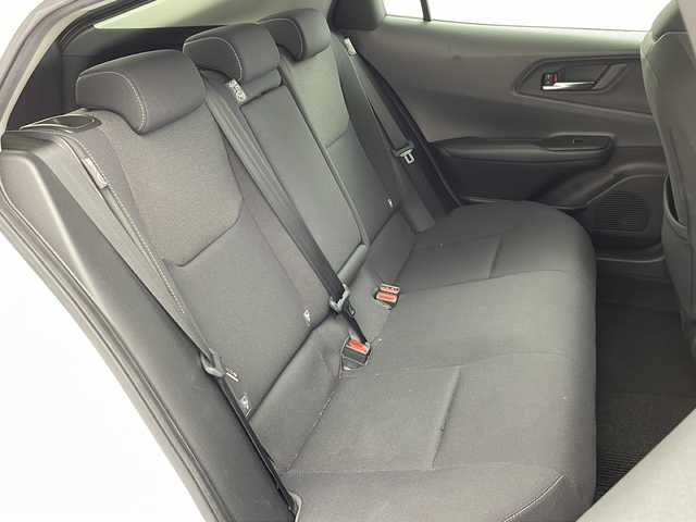 トヨタ プリウス U 兵庫県 2023(令5)年 3.3万km プラチナホワイトパールマイカ ・純正ディスプレイオーディオ&TV&BT&USB&Miracast/・バックカメラ/・ビルトインETC2.0/・Toyota　Safety　Sense/・プリクラッシュセーフティ/・緊急時操舵支援/・フロントクロストラフィックアラート/・レーンチェンジアシスト/・レーントレーシングアシスト/・レーンディパーチャーアラート/・レーダークルーズコントロール（全車速追従機能付）/・オートマチックハイビーム/・ロードサインアシスト/・ドライバー異常時対応システム/・プロアクティブドライビングアシスト/・発進遅れ告知機能/・ブラインドスポットモニター/・安心降車アシスト/・後方車両接近告知/・周辺車両接近時サポート/・後方車両への接近警報/・セカンダリーコリジョンブレーキ（停車中後突対応）/・前後ドライブレコーダー/・シートヒーター/・ステアリングヒーター/・AC100V1500W電源/・スマートキー/・純正フロアマット/・LEDライト/・クリアランスソナー