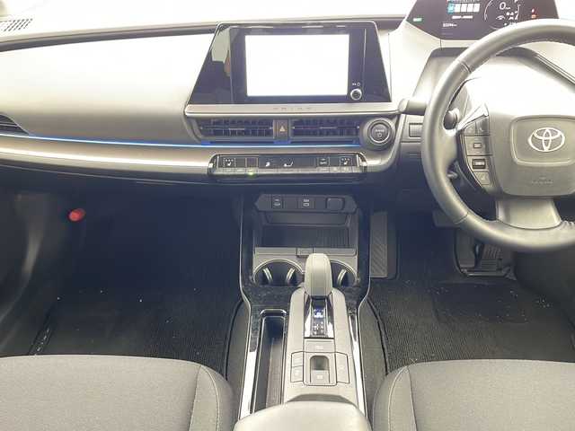 トヨタ プリウス U 兵庫県 2023(令5)年 3.3万km プラチナホワイトパールマイカ ・純正ディスプレイオーディオ&TV&BT&USB&Miracast/・バックカメラ/・ビルトインETC2.0/・Toyota　Safety　Sense/・プリクラッシュセーフティ/・緊急時操舵支援/・フロントクロストラフィックアラート/・レーンチェンジアシスト/・レーントレーシングアシスト/・レーンディパーチャーアラート/・レーダークルーズコントロール（全車速追従機能付）/・オートマチックハイビーム/・ロードサインアシスト/・ドライバー異常時対応システム/・プロアクティブドライビングアシスト/・発進遅れ告知機能/・ブラインドスポットモニター/・安心降車アシスト/・後方車両接近告知/・周辺車両接近時サポート/・後方車両への接近警報/・セカンダリーコリジョンブレーキ（停車中後突対応）/・前後ドライブレコーダー/・シートヒーター/・ステアリングヒーター/・AC100V1500W電源/・スマートキー/・純正フロアマット/・LEDライト/・クリアランスソナー