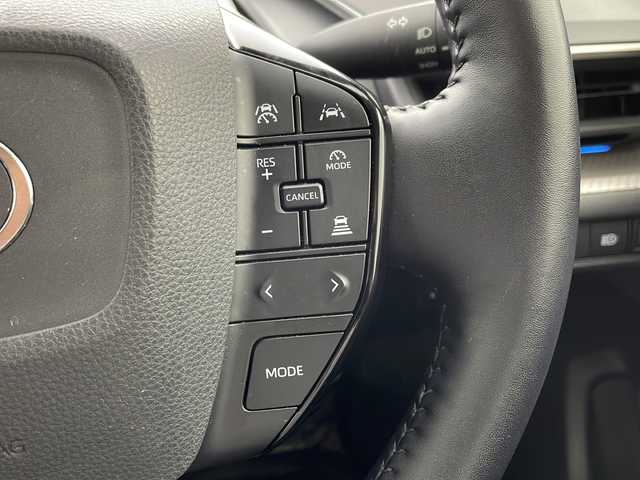 トヨタ プリウス U 兵庫県 2023(令5)年 3.3万km プラチナホワイトパールマイカ ・純正ディスプレイオーディオ&TV&BT&USB&Miracast/・バックカメラ/・ビルトインETC2.0/・Toyota　Safety　Sense/・プリクラッシュセーフティ/・緊急時操舵支援/・フロントクロストラフィックアラート/・レーンチェンジアシスト/・レーントレーシングアシスト/・レーンディパーチャーアラート/・レーダークルーズコントロール（全車速追従機能付）/・オートマチックハイビーム/・ロードサインアシスト/・ドライバー異常時対応システム/・プロアクティブドライビングアシスト/・発進遅れ告知機能/・ブラインドスポットモニター/・安心降車アシスト/・後方車両接近告知/・周辺車両接近時サポート/・後方車両への接近警報/・セカンダリーコリジョンブレーキ（停車中後突対応）/・前後ドライブレコーダー/・シートヒーター/・ステアリングヒーター/・AC100V1500W電源/・スマートキー/・純正フロアマット/・LEDライト/・クリアランスソナー