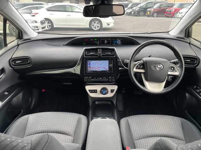 トヨタ プリウス Sセーフティプラス 岐阜県 2017(平29)年 8.3万km ホワイトパールクリスタルシャイン 登録時走行距離82295km/社外ナビ/フルセグＴＶ/バックカメラ/４ＷＤ/クルーズコントロール/コーナーセンサー/ビルトインＥＴＣ/純正アルミホイール/パーキングアシスト/レーンキープアシスト/ＬＥＤヘッドライト/オートライト/オートマチックハイビーム/純正フロアマット/禁煙車/Bluetooth接続/衝突被害軽減システム/ドアバイザー/プッシュスタート/スマートキー/アイドリングストップ