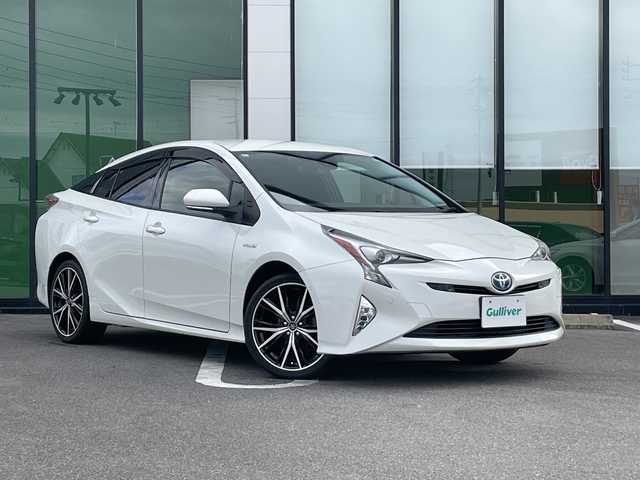トヨタ プリウス Sセーフティプラス 岐阜県 2017(平29)年 8.3万km ホワイトパールクリスタルシャイン 登録時走行距離82295km/社外ナビ/フルセグＴＶ/バックカメラ/４ＷＤ/クルーズコントロール/コーナーセンサー/ビルトインＥＴＣ/純正アルミホイール/パーキングアシスト/レーンキープアシスト/ＬＥＤヘッドライト/オートライト/オートマチックハイビーム/純正フロアマット/禁煙車/Bluetooth接続/衝突被害軽減システム/ドアバイザー/プッシュスタート/スマートキー/アイドリングストップ