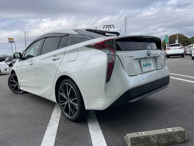トヨタ プリウス Sセーフティプラス 岐阜県 2017(平29)年 8.3万km ホワイトパールクリスタルシャイン 登録時走行距離82295km/社外ナビ/フルセグＴＶ/バックカメラ/４ＷＤ/クルーズコントロール/コーナーセンサー/ビルトインＥＴＣ/純正アルミホイール/パーキングアシスト/レーンキープアシスト/ＬＥＤヘッドライト/オートライト/オートマチックハイビーム/純正フロアマット/禁煙車/Bluetooth接続/衝突被害軽減システム/ドアバイザー/プッシュスタート/スマートキー/アイドリングストップ