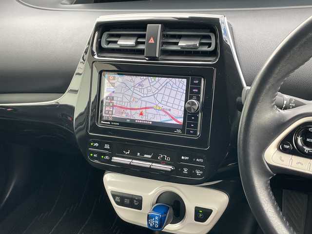 トヨタ プリウス Sセーフティプラス 岐阜県 2017(平29)年 8.3万km ホワイトパールクリスタルシャイン 登録時走行距離82295km/社外ナビ/フルセグＴＶ/バックカメラ/４ＷＤ/クルーズコントロール/コーナーセンサー/ビルトインＥＴＣ/純正アルミホイール/パーキングアシスト/レーンキープアシスト/ＬＥＤヘッドライト/オートライト/オートマチックハイビーム/純正フロアマット/禁煙車/Bluetooth接続/衝突被害軽減システム/ドアバイザー/プッシュスタート/スマートキー/アイドリングストップ