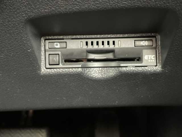 トヨタ プリウス Sセーフティプラス 岐阜県 2017(平29)年 8.3万km ホワイトパールクリスタルシャイン 登録時走行距離82295km/社外ナビ/フルセグＴＶ/バックカメラ/４ＷＤ/クルーズコントロール/コーナーセンサー/ビルトインＥＴＣ/純正アルミホイール/パーキングアシスト/レーンキープアシスト/ＬＥＤヘッドライト/オートライト/オートマチックハイビーム/純正フロアマット/禁煙車/Bluetooth接続/衝突被害軽減システム/ドアバイザー/プッシュスタート/スマートキー/アイドリングストップ