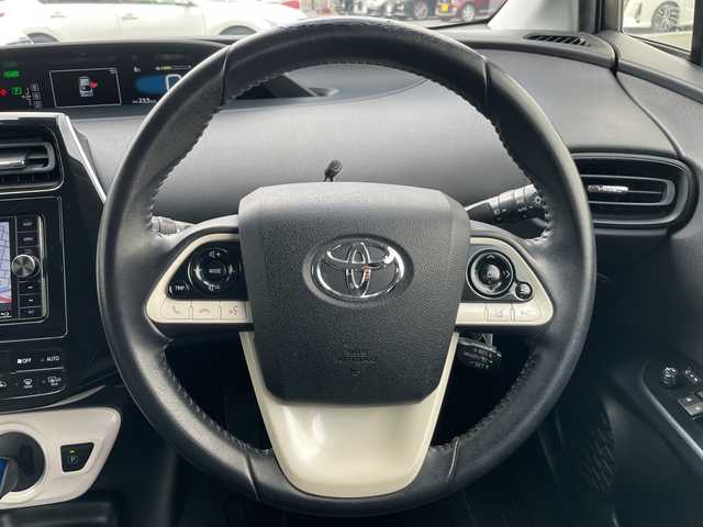 トヨタ プリウス Sセーフティプラス 岐阜県 2017(平29)年 8.3万km ホワイトパールクリスタルシャイン 登録時走行距離82295km/社外ナビ/フルセグＴＶ/バックカメラ/４ＷＤ/クルーズコントロール/コーナーセンサー/ビルトインＥＴＣ/純正アルミホイール/パーキングアシスト/レーンキープアシスト/ＬＥＤヘッドライト/オートライト/オートマチックハイビーム/純正フロアマット/禁煙車/Bluetooth接続/衝突被害軽減システム/ドアバイザー/プッシュスタート/スマートキー/アイドリングストップ