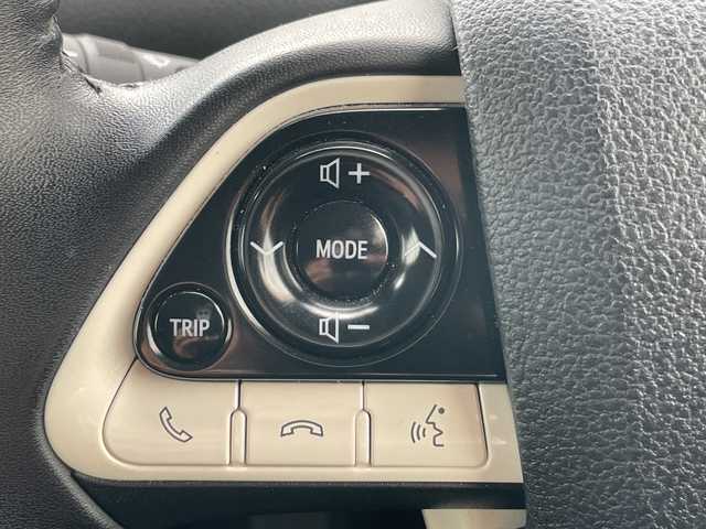 トヨタ プリウス Sセーフティプラス 岐阜県 2017(平29)年 8.3万km ホワイトパールクリスタルシャイン 登録時走行距離82295km/社外ナビ/フルセグＴＶ/バックカメラ/４ＷＤ/クルーズコントロール/コーナーセンサー/ビルトインＥＴＣ/純正アルミホイール/パーキングアシスト/レーンキープアシスト/ＬＥＤヘッドライト/オートライト/オートマチックハイビーム/純正フロアマット/禁煙車/Bluetooth接続/衝突被害軽減システム/ドアバイザー/プッシュスタート/スマートキー/アイドリングストップ