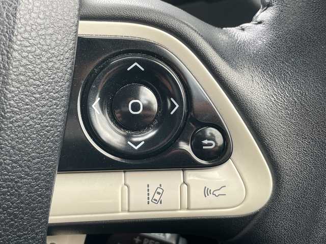 トヨタ プリウス Sセーフティプラス 岐阜県 2017(平29)年 8.3万km ホワイトパールクリスタルシャイン 登録時走行距離82295km/社外ナビ/フルセグＴＶ/バックカメラ/４ＷＤ/クルーズコントロール/コーナーセンサー/ビルトインＥＴＣ/純正アルミホイール/パーキングアシスト/レーンキープアシスト/ＬＥＤヘッドライト/オートライト/オートマチックハイビーム/純正フロアマット/禁煙車/Bluetooth接続/衝突被害軽減システム/ドアバイザー/プッシュスタート/スマートキー/アイドリングストップ