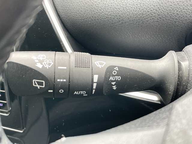 トヨタ プリウス Sセーフティプラス 岐阜県 2017(平29)年 8.3万km ホワイトパールクリスタルシャイン 登録時走行距離82295km/社外ナビ/フルセグＴＶ/バックカメラ/４ＷＤ/クルーズコントロール/コーナーセンサー/ビルトインＥＴＣ/純正アルミホイール/パーキングアシスト/レーンキープアシスト/ＬＥＤヘッドライト/オートライト/オートマチックハイビーム/純正フロアマット/禁煙車/Bluetooth接続/衝突被害軽減システム/ドアバイザー/プッシュスタート/スマートキー/アイドリングストップ