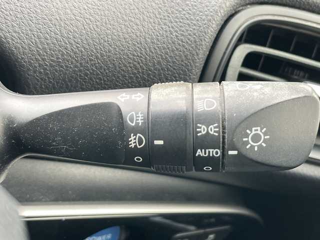 トヨタ プリウス Sセーフティプラス 岐阜県 2017(平29)年 8.3万km ホワイトパールクリスタルシャイン 登録時走行距離82295km/社外ナビ/フルセグＴＶ/バックカメラ/４ＷＤ/クルーズコントロール/コーナーセンサー/ビルトインＥＴＣ/純正アルミホイール/パーキングアシスト/レーンキープアシスト/ＬＥＤヘッドライト/オートライト/オートマチックハイビーム/純正フロアマット/禁煙車/Bluetooth接続/衝突被害軽減システム/ドアバイザー/プッシュスタート/スマートキー/アイドリングストップ