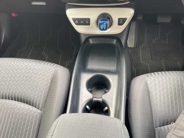 トヨタ プリウス Sセーフティプラス 岐阜県 2017(平29)年 8.3万km ホワイトパールクリスタルシャイン 登録時走行距離82295km/社外ナビ/フルセグＴＶ/バックカメラ/４ＷＤ/クルーズコントロール/コーナーセンサー/ビルトインＥＴＣ/純正アルミホイール/パーキングアシスト/レーンキープアシスト/ＬＥＤヘッドライト/オートライト/オートマチックハイビーム/純正フロアマット/禁煙車/Bluetooth接続/衝突被害軽減システム/ドアバイザー/プッシュスタート/スマートキー/アイドリングストップ