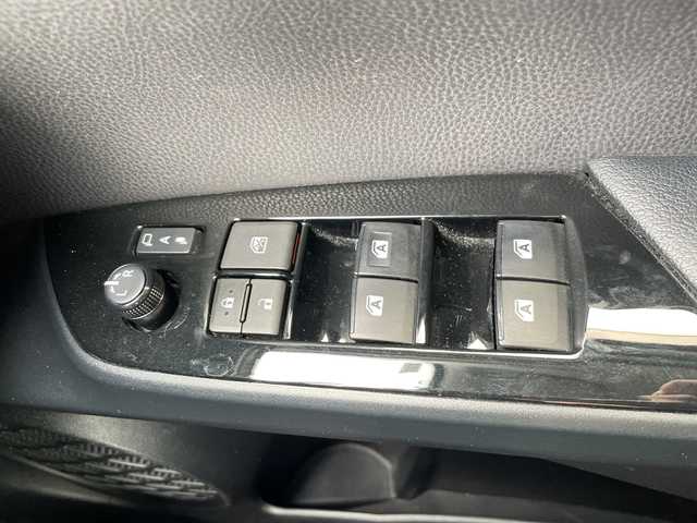 トヨタ プリウス Sセーフティプラス 岐阜県 2017(平29)年 8.3万km ホワイトパールクリスタルシャイン 登録時走行距離82295km/社外ナビ/フルセグＴＶ/バックカメラ/４ＷＤ/クルーズコントロール/コーナーセンサー/ビルトインＥＴＣ/純正アルミホイール/パーキングアシスト/レーンキープアシスト/ＬＥＤヘッドライト/オートライト/オートマチックハイビーム/純正フロアマット/禁煙車/Bluetooth接続/衝突被害軽減システム/ドアバイザー/プッシュスタート/スマートキー/アイドリングストップ