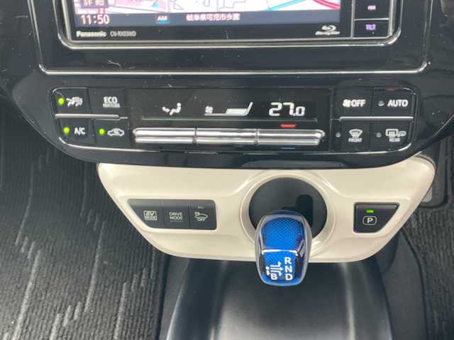 トヨタ プリウス Sセーフティプラス 岐阜県 2017(平29)年 8.3万km ホワイトパールクリスタルシャイン 登録時走行距離82295km/社外ナビ/フルセグＴＶ/バックカメラ/４ＷＤ/クルーズコントロール/コーナーセンサー/ビルトインＥＴＣ/純正アルミホイール/パーキングアシスト/レーンキープアシスト/ＬＥＤヘッドライト/オートライト/オートマチックハイビーム/純正フロアマット/禁煙車/Bluetooth接続/衝突被害軽減システム/ドアバイザー/プッシュスタート/スマートキー/アイドリングストップ