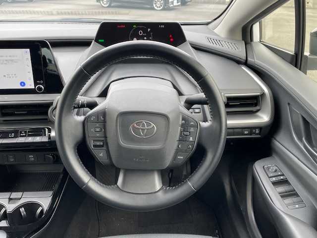 トヨタ プリウス U 静岡県 2024(令6)年 3万km プラチナホワイトパールマイカ ●純正ディスプレイオーディオ/(フルセグ/Bluetooth/AppleCarPlay)/●バックカメラ/●レーダークルーズコントロール/●プリクラッシュセーフティ/●レーンキープアシスト/●前後クリアランスソナー/●電動パーキングブレーキ/●オートブレーキホールド/●LEDヘッドライト/●オートライト/●オートマチックハイビーム/●革巻きステアリング/●ステアリングスイッチ/●ETC2.0/●前後ドライブレコーダー/●電動格納ウィンカーミラー/●純正ホイールカバー/●純正フロアマット/●スマートキー/●プッシュスタート/●レベライザー/●ダブル+サイドSRS+ABS