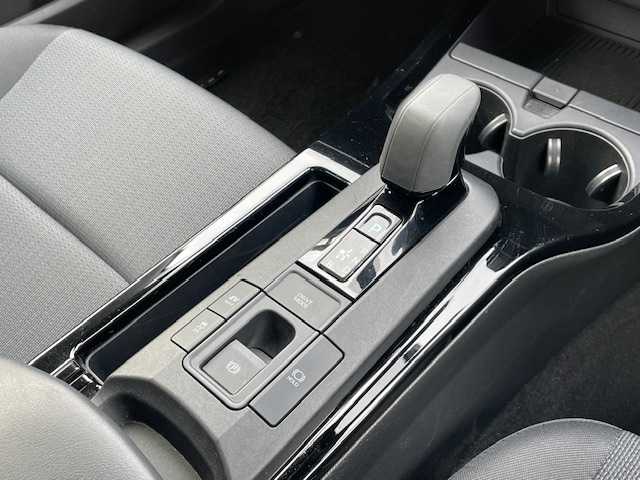 トヨタ プリウス U 静岡県 2024(令6)年 3万km プラチナホワイトパールマイカ ●純正ディスプレイオーディオ/(フルセグ/Bluetooth/AppleCarPlay)/●バックカメラ/●レーダークルーズコントロール/●プリクラッシュセーフティ/●レーンキープアシスト/●前後クリアランスソナー/●電動パーキングブレーキ/●オートブレーキホールド/●LEDヘッドライト/●オートライト/●オートマチックハイビーム/●革巻きステアリング/●ステアリングスイッチ/●ETC2.0/●前後ドライブレコーダー/●電動格納ウィンカーミラー/●純正ホイールカバー/●純正フロアマット/●スマートキー/●プッシュスタート/●レベライザー/●ダブル+サイドSRS+ABS