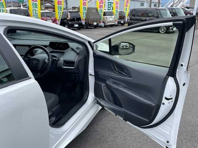 トヨタ プリウス U 静岡県 2024(令6)年 3万km プラチナホワイトパールマイカ ●純正ディスプレイオーディオ/(フルセグ/Bluetooth/AppleCarPlay)/●バックカメラ/●レーダークルーズコントロール/●プリクラッシュセーフティ/●レーンキープアシスト/●前後クリアランスソナー/●電動パーキングブレーキ/●オートブレーキホールド/●LEDヘッドライト/●オートライト/●オートマチックハイビーム/●革巻きステアリング/●ステアリングスイッチ/●ETC2.0/●前後ドライブレコーダー/●電動格納ウィンカーミラー/●純正ホイールカバー/●純正フロアマット/●スマートキー/●プッシュスタート/●レベライザー/●ダブル+サイドSRS+ABS
