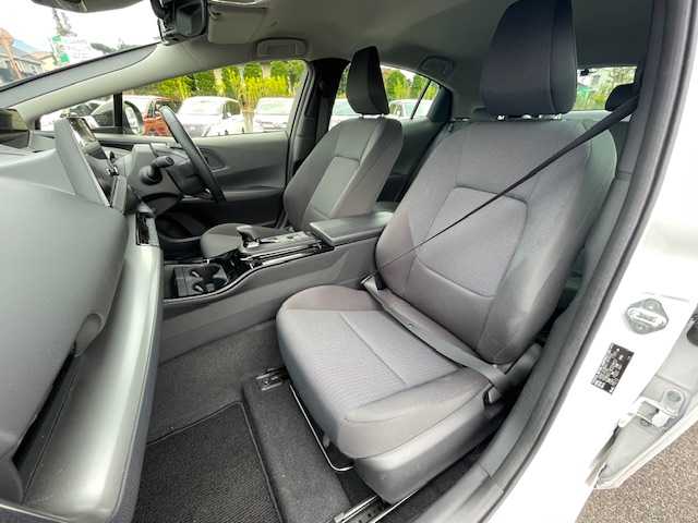 トヨタ プリウス U 静岡県 2024(令6)年 3万km プラチナホワイトパールマイカ ●純正ディスプレイオーディオ/(フルセグ/Bluetooth/AppleCarPlay)/●バックカメラ/●レーダークルーズコントロール/●プリクラッシュセーフティ/●レーンキープアシスト/●前後クリアランスソナー/●電動パーキングブレーキ/●オートブレーキホールド/●LEDヘッドライト/●オートライト/●オートマチックハイビーム/●革巻きステアリング/●ステアリングスイッチ/●ETC2.0/●前後ドライブレコーダー/●電動格納ウィンカーミラー/●純正ホイールカバー/●純正フロアマット/●スマートキー/●プッシュスタート/●レベライザー/●ダブル+サイドSRS+ABS