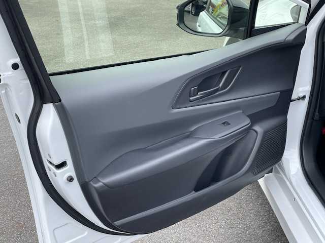 トヨタ プリウス U 静岡県 2024(令6)年 3万km プラチナホワイトパールマイカ ●純正ディスプレイオーディオ/(フルセグ/Bluetooth/AppleCarPlay)/●バックカメラ/●レーダークルーズコントロール/●プリクラッシュセーフティ/●レーンキープアシスト/●前後クリアランスソナー/●電動パーキングブレーキ/●オートブレーキホールド/●LEDヘッドライト/●オートライト/●オートマチックハイビーム/●革巻きステアリング/●ステアリングスイッチ/●ETC2.0/●前後ドライブレコーダー/●電動格納ウィンカーミラー/●純正ホイールカバー/●純正フロアマット/●スマートキー/●プッシュスタート/●レベライザー/●ダブル+サイドSRS+ABS