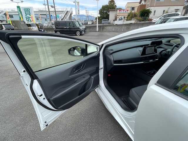 トヨタ プリウス U 静岡県 2024(令6)年 3万km プラチナホワイトパールマイカ ●純正ディスプレイオーディオ/(フルセグ/Bluetooth/AppleCarPlay)/●バックカメラ/●レーダークルーズコントロール/●プリクラッシュセーフティ/●レーンキープアシスト/●前後クリアランスソナー/●電動パーキングブレーキ/●オートブレーキホールド/●LEDヘッドライト/●オートライト/●オートマチックハイビーム/●革巻きステアリング/●ステアリングスイッチ/●ETC2.0/●前後ドライブレコーダー/●電動格納ウィンカーミラー/●純正ホイールカバー/●純正フロアマット/●スマートキー/●プッシュスタート/●レベライザー/●ダブル+サイドSRS+ABS