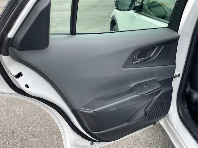 トヨタ プリウス U 静岡県 2024(令6)年 3万km プラチナホワイトパールマイカ ●純正ディスプレイオーディオ/(フルセグ/Bluetooth/AppleCarPlay)/●バックカメラ/●レーダークルーズコントロール/●プリクラッシュセーフティ/●レーンキープアシスト/●前後クリアランスソナー/●電動パーキングブレーキ/●オートブレーキホールド/●LEDヘッドライト/●オートライト/●オートマチックハイビーム/●革巻きステアリング/●ステアリングスイッチ/●ETC2.0/●前後ドライブレコーダー/●電動格納ウィンカーミラー/●純正ホイールカバー/●純正フロアマット/●スマートキー/●プッシュスタート/●レベライザー/●ダブル+サイドSRS+ABS