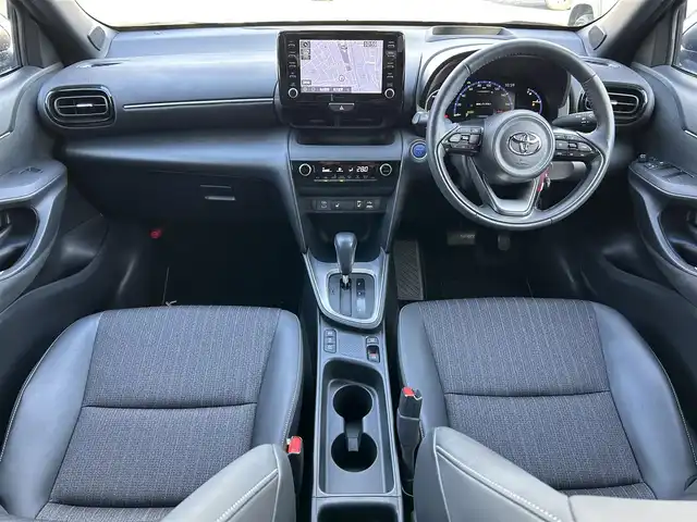 トヨタ ヤリスクロス ハイブリッド Z 福島県 2023(令5)年 2.5万km ブラックマイカ トヨタセーフティセンス/・プリクラッシュセーフティ/・レーントレーシングアシスト/・レーダークルーズコントロール/・オートマチックハイビーム/・ロードサインアシスト/・ブラインドスポットモニター/純正ディスプレイオーディオ/【Tコネクトナビ/USB/Bluetooth/Miracast】/パノラミックビューモニター/ビルトインETC/ヘッドアップディスプレイ/パワーバックドア/運転席パワーシート/前席シートヒーター/本革巻きステアリング/・ステアリングヒーター/・ステリングリモコン/LEDヘッドライト/純正フロアマット/純正ドアバイザー/取扱説明書/新車時保証書