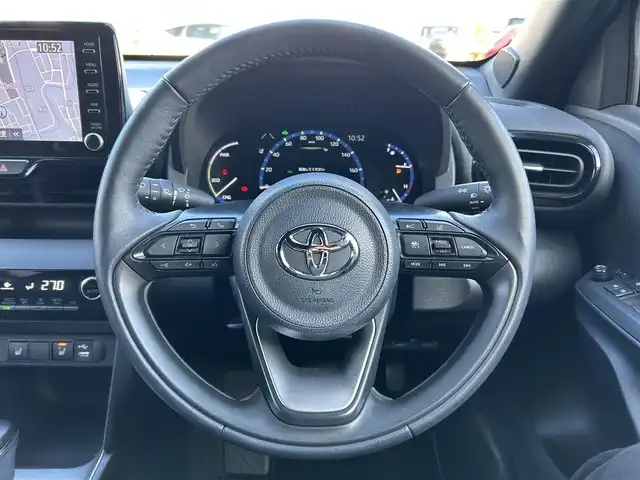 トヨタ ヤリスクロス ハイブリッド Z 福島県 2023(令5)年 2.5万km ブラックマイカ トヨタセーフティセンス/・プリクラッシュセーフティ/・レーントレーシングアシスト/・レーダークルーズコントロール/・オートマチックハイビーム/・ロードサインアシスト/・ブラインドスポットモニター/純正ディスプレイオーディオ/【Tコネクトナビ/USB/Bluetooth/Miracast】/パノラミックビューモニター/ビルトインETC/ヘッドアップディスプレイ/パワーバックドア/運転席パワーシート/前席シートヒーター/本革巻きステアリング/・ステアリングヒーター/・ステリングリモコン/LEDヘッドライト/純正フロアマット/純正ドアバイザー/取扱説明書/新車時保証書
