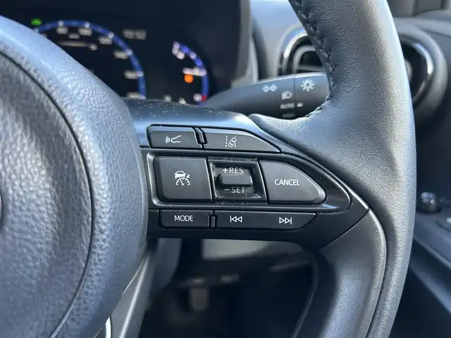 トヨタ ヤリスクロス ハイブリッド Z 福島県 2023(令5)年 2.5万km ブラックマイカ トヨタセーフティセンス/・プリクラッシュセーフティ/・レーントレーシングアシスト/・レーダークルーズコントロール/・オートマチックハイビーム/・ロードサインアシスト/・ブラインドスポットモニター/純正ディスプレイオーディオ/【Tコネクトナビ/USB/Bluetooth/Miracast】/パノラミックビューモニター/ビルトインETC/ヘッドアップディスプレイ/パワーバックドア/運転席パワーシート/前席シートヒーター/本革巻きステアリング/・ステアリングヒーター/・ステリングリモコン/LEDヘッドライト/純正フロアマット/純正ドアバイザー/取扱説明書/新車時保証書