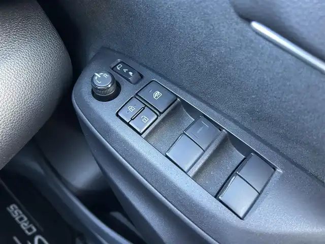 トヨタ ヤリスクロス ハイブリッド Z 福島県 2023(令5)年 2.5万km ブラックマイカ トヨタセーフティセンス/・プリクラッシュセーフティ/・レーントレーシングアシスト/・レーダークルーズコントロール/・オートマチックハイビーム/・ロードサインアシスト/・ブラインドスポットモニター/純正ディスプレイオーディオ/【Tコネクトナビ/USB/Bluetooth/Miracast】/パノラミックビューモニター/ビルトインETC/ヘッドアップディスプレイ/パワーバックドア/運転席パワーシート/前席シートヒーター/本革巻きステアリング/・ステアリングヒーター/・ステリングリモコン/LEDヘッドライト/純正フロアマット/純正ドアバイザー/取扱説明書/新車時保証書