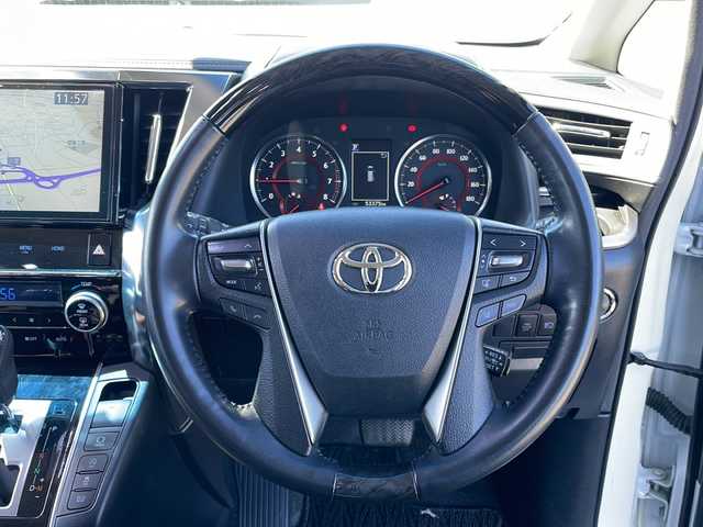 トヨタ アルファード S 岩手県 2018(平30)年 5.4万km ホワイトパールクリスタルシャイン ・４WD/・寒冷地仕様/・純正１０インチナビ/（CD・DVD・フルセグTV・BT・AM・FM）/・純正１２．１インチフリップダウンモニター/・バックカメラ/・社外前後ドライブレコーダー/・両側パワースライドドア/・純正エンジンスターター/・レーダークルーズコントロール/・レーンキープアシスト/・衝突被害軽減ブレーキ/・車線逸脱警報/・アイドリングストップ/・オートホールドブレーキ/・横滑り防止装置/・本革巻きステアリング/・オートライト/・オートハイビーム/・スマートキ/・プッシュスタート/・社外フロアマット/・ドアバイザー/・純正LEDヘッドライト/・フロントフォグランプ/・純正１８インチAW/・保証書/・車両取扱説明書/・ナビ取扱説明書