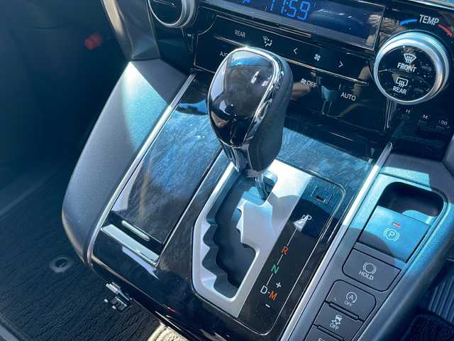 トヨタ アルファード S 岩手県 2018(平30)年 5.4万km ホワイトパールクリスタルシャイン ・４WD/・寒冷地仕様/・純正１０インチナビ/（CD・DVD・フルセグTV・BT・AM・FM）/・純正１２．１インチフリップダウンモニター/・バックカメラ/・社外前後ドライブレコーダー/・両側パワースライドドア/・純正エンジンスターター/・レーダークルーズコントロール/・レーンキープアシスト/・衝突被害軽減ブレーキ/・車線逸脱警報/・アイドリングストップ/・オートホールドブレーキ/・横滑り防止装置/・本革巻きステアリング/・オートライト/・オートハイビーム/・スマートキ/・プッシュスタート/・社外フロアマット/・ドアバイザー/・純正LEDヘッドライト/・フロントフォグランプ/・純正１８インチAW/・保証書/・車両取扱説明書/・ナビ取扱説明書