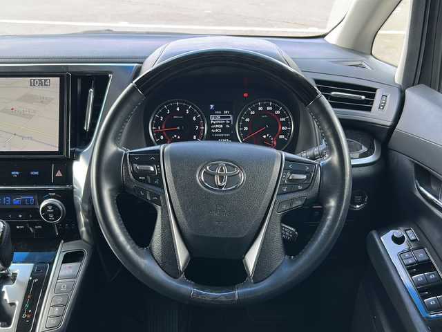 トヨタ アルファード S 岩手県 2018(平30)年 5.4万km ホワイトパールクリスタルシャイン ・４WD/・寒冷地仕様/・純正１０インチナビ/（CD・DVD・フルセグTV・BT・AM・FM）/・純正１２．１インチフリップダウンモニター/・バックカメラ/・社外前後ドライブレコーダー/・両側パワースライドドア/・純正エンジンスターター/・レーダークルーズコントロール/・レーンキープアシスト/・衝突被害軽減ブレーキ/・車線逸脱警報/・アイドリングストップ/・オートホールドブレーキ/・横滑り防止装置/・本革巻きステアリング/・オートライト/・オートハイビーム/・スマートキ/・プッシュスタート/・社外フロアマット/・ドアバイザー/・純正LEDヘッドライト/・フロントフォグランプ/・純正１８インチAW/・保証書/・車両取扱説明書/・ナビ取扱説明書