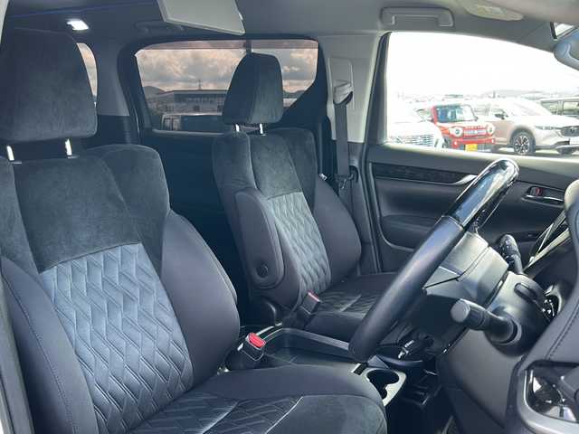 トヨタ アルファード S 岩手県 2018(平30)年 5.4万km ホワイトパールクリスタルシャイン ・４WD/・寒冷地仕様/・純正１０インチナビ/（CD・DVD・フルセグTV・BT・AM・FM）/・純正１２．１インチフリップダウンモニター/・バックカメラ/・社外前後ドライブレコーダー/・両側パワースライドドア/・純正エンジンスターター/・レーダークルーズコントロール/・レーンキープアシスト/・衝突被害軽減ブレーキ/・車線逸脱警報/・アイドリングストップ/・オートホールドブレーキ/・横滑り防止装置/・本革巻きステアリング/・オートライト/・オートハイビーム/・スマートキ/・プッシュスタート/・社外フロアマット/・ドアバイザー/・純正LEDヘッドライト/・フロントフォグランプ/・純正１８インチAW/・保証書/・車両取扱説明書/・ナビ取扱説明書