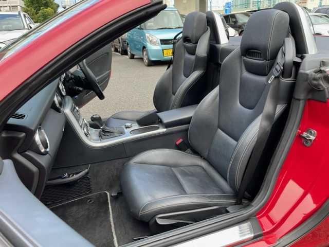 メルセデス・ベンツ ＳＬＫ２００ ブルーエフィシェンシー 神奈川県 2012(平24)年 7.7万km ファイアオパール ターボ/純正HDDナビ/・CD/DVD/ラジオ/Bluetooth/レザーシート/シートヒーター/エアスカーフ/クルーズコントロール/純正17インチAW/ETC/キーレスエントリー/純正HIDヘッドライト/フォグランプ/ターンランプ付電動格納ドアミラー/パドルシフト付ステアリング/純正フロアマット/コマンドシステム取扱説明書/新車時保証書