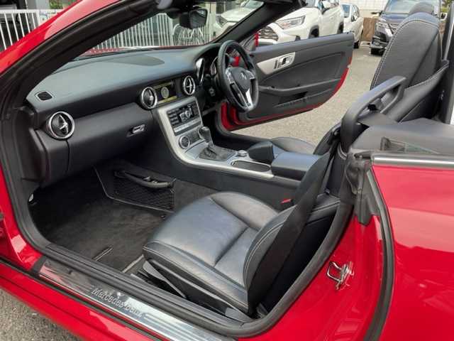 メルセデス・ベンツ ＳＬＫ２００ ブルーエフィシェンシー 神奈川県 2012(平24)年 7.7万km ファイアオパール ターボ/純正HDDナビ/・CD/DVD/ラジオ/Bluetooth/レザーシート/シートヒーター/エアスカーフ/クルーズコントロール/純正17インチAW/ETC/キーレスエントリー/純正HIDヘッドライト/フォグランプ/ターンランプ付電動格納ドアミラー/パドルシフト付ステアリング/純正フロアマット/コマンドシステム取扱説明書/新車時保証書